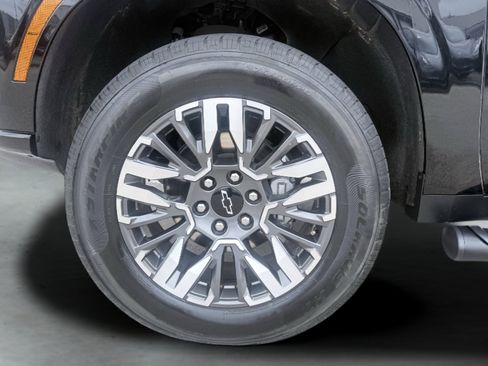 Used 2025 Chevrolet Suburban Z71 AWD/4WD image 19
