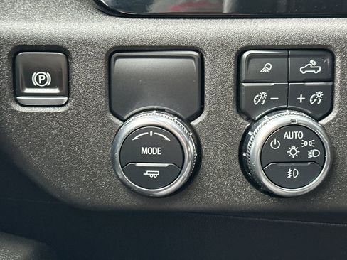 Certified 2025 GMC Sierra 1500 SLT image 34