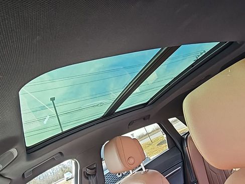 Used 2022 Audi e-tron Premium w/ Convenience Plus Package image 10