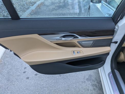 Used 2022 BMW 750i xDrive image 31