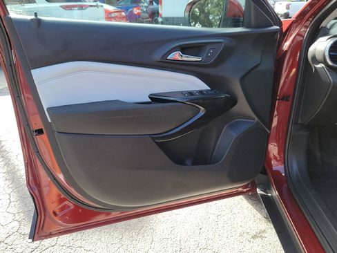 Used 2025 Chevrolet Trax LT FWD image 17