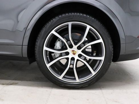 Used 2022 Porsche Cayenne Turbo image 9