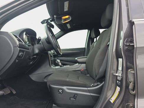 Used 2021 Jeep Grand Cherokee Laredo image 12