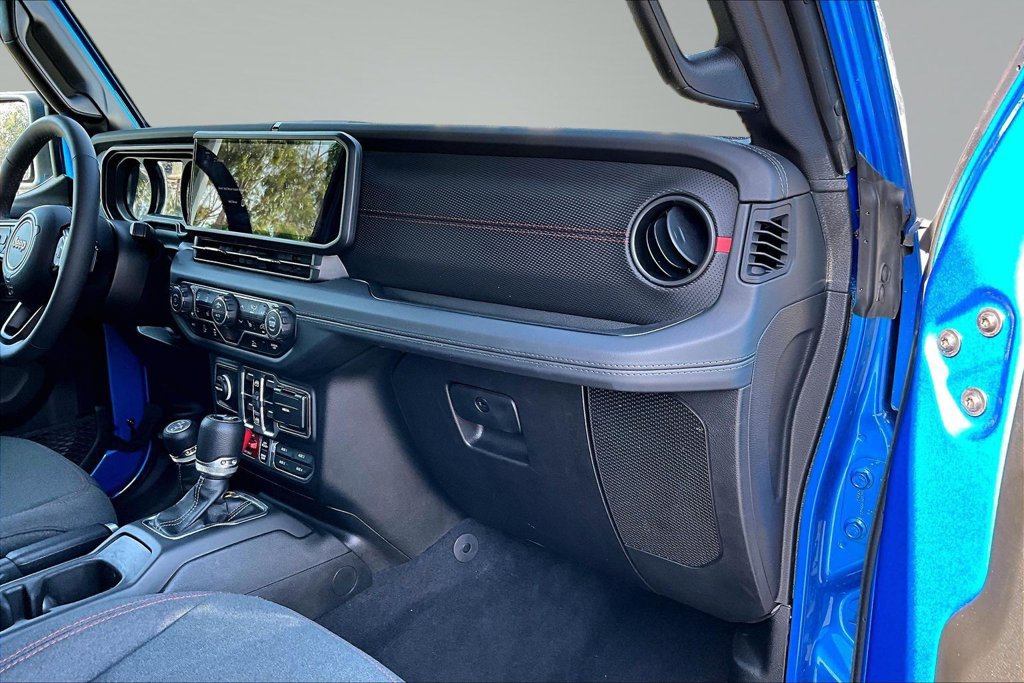 Certified 2025 Jeep Wrangler Unlimited Rubicon w/ Convenience Group AWD/4WD image 17