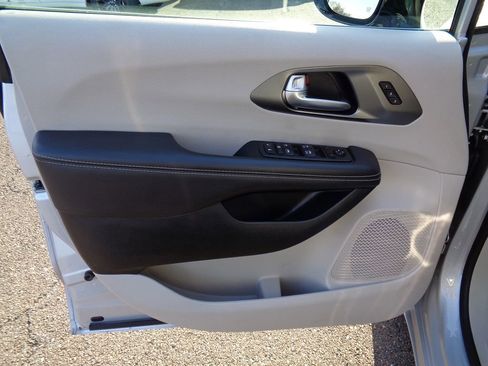 Certified 2024 Chrysler Pacifica Touring-L image 6