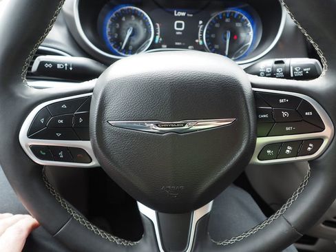 Used 2024 Chrysler Pacifica Touring-L image 29