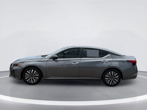 Used 2024 Nissan Altima 2.5 SV FWD image 3