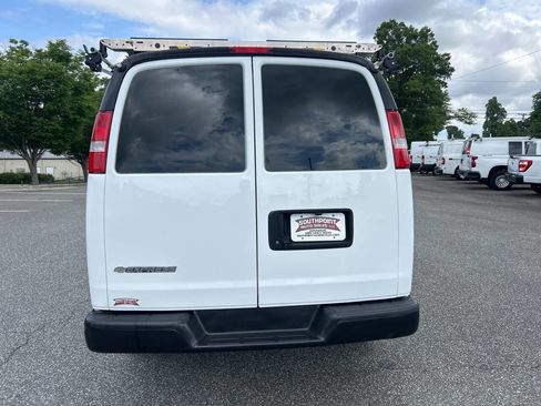 Used 2017 Chevrolet Express 2500 RWD image 4