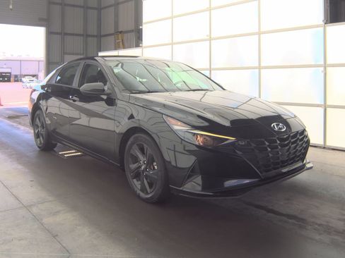 Used 2022 Hyundai Elantra SEL FWD image 2