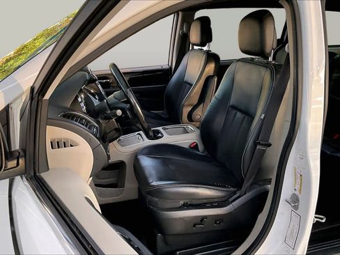 Used 2019 Dodge Grand Caravan SXT w/ Driver Convenience Group FWD image 8