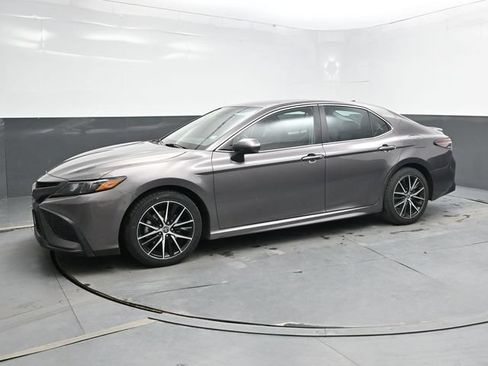 Used 2024 Toyota Camry SE FWD image 3