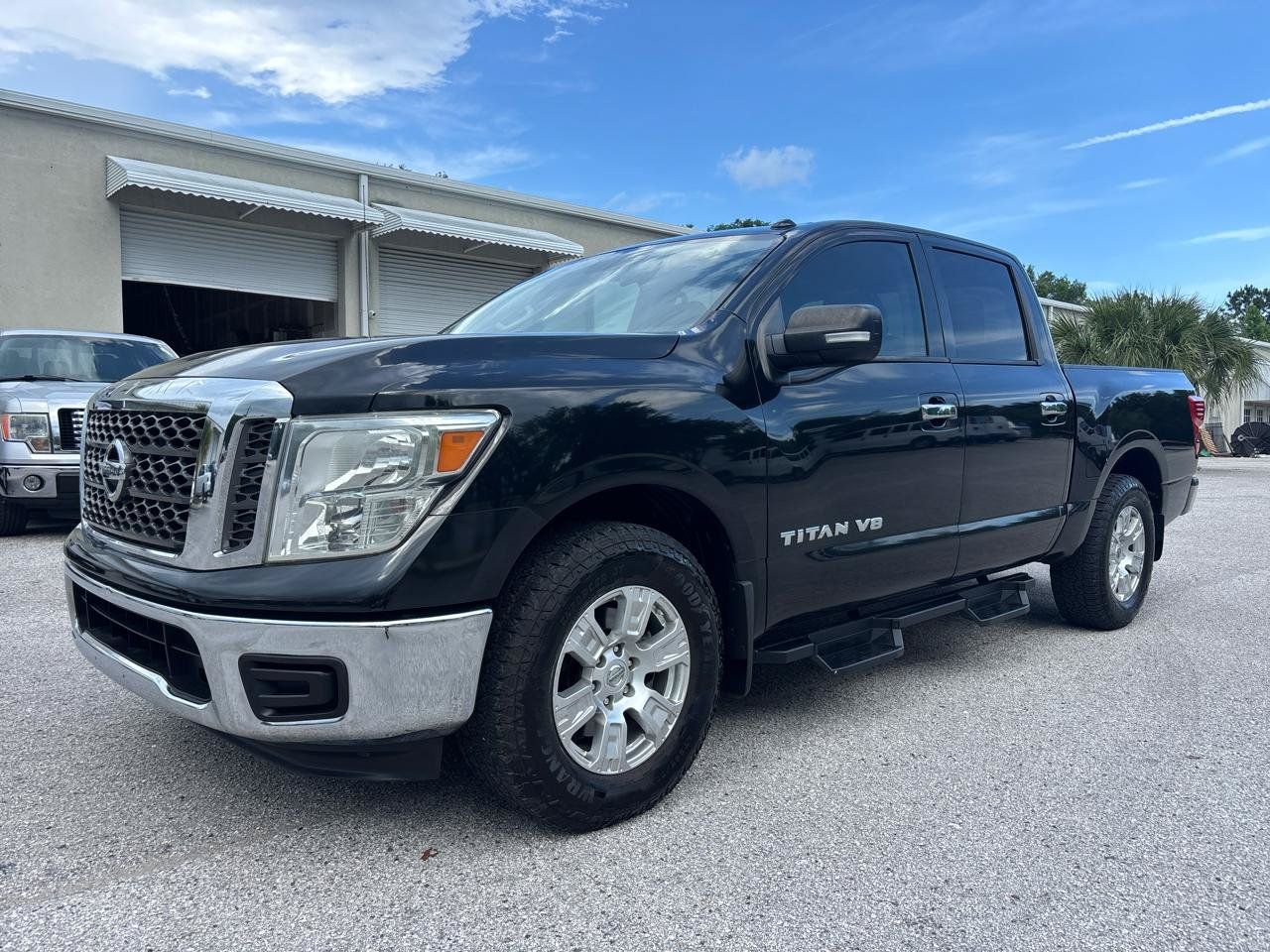 Used 2018 Nissan Titan SV RWD image 2