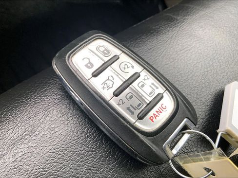 Used 2019 Chrysler Pacifica Touring-L image 14