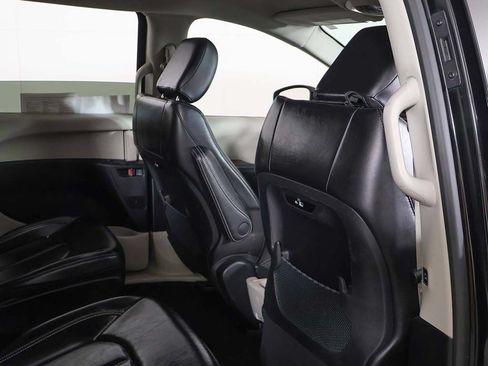 Used 2023 Chrysler Pacifica Touring-L FWD image 27