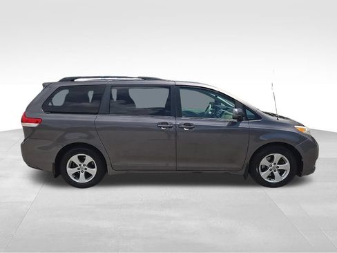 Used 2014 Toyota Sienna LE FWD image 13
