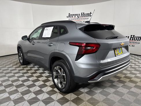 Used 2025 Chevrolet Trax LT w/ LT Convenience Package FWD image 9