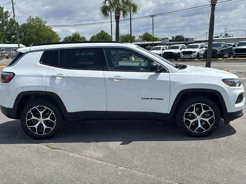 Used 2024 Jeep Compass Latitude AWD/4WD image 7