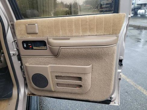 Used 1993 Chevrolet Suburban 2500 image 17