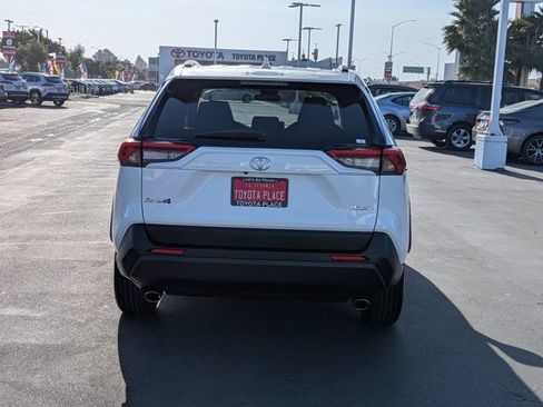 Used 2025 Toyota RAV4 XLE FWD image 9