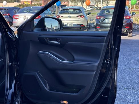 Used 2023 Toyota Highlander XLE image 11