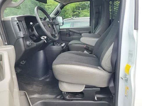 Used 2025 Chevrolet Express 2500 w/ Driver Convenience Package RWD image 4