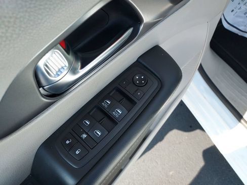 Used 2023 Chrysler Pacifica Touring-L FWD image 11