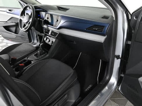 Used 2023 Volkswagen Taos SE w/ Panoramic Sunroof Package FWD image 9