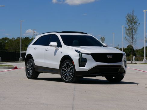 Used 2024 Cadillac XT4 Sport FWD image 2