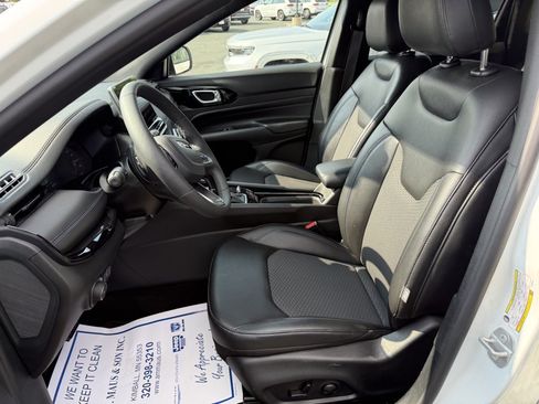 Used 2025 Jeep Compass Latitude w/ Convenience Group AWD/4WD image 11