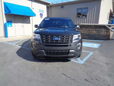 Used 2017 Ford Explorer XLT w/ Equipment Group 202A AWD/4WD image 2