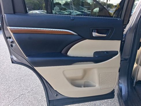 Used 2019 Toyota Highlander Limited FWD image 24