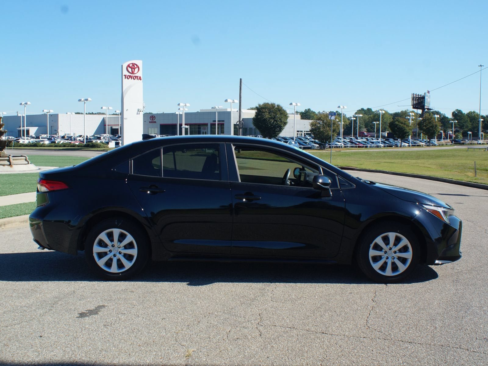 Used 2025 Toyota Corolla LE FWD image 19