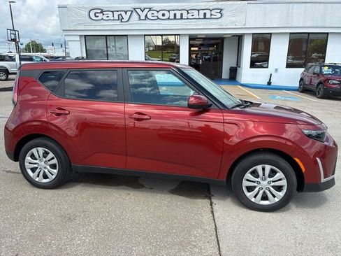 Used 2025 Kia Soul LX FWD image 9