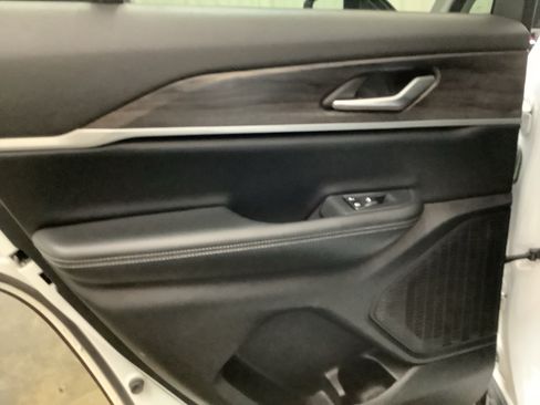Used 2023 Jeep Grand Cherokee Limited AWD/4WD image 22