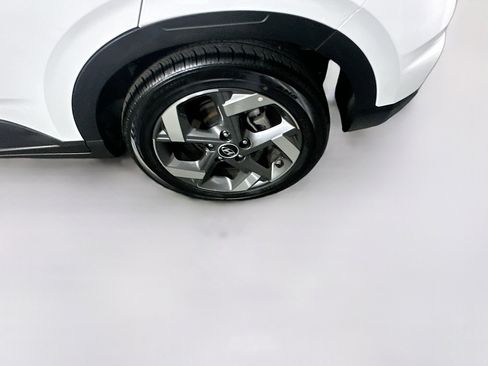 Used 2025 Hyundai Venue SEL image 11