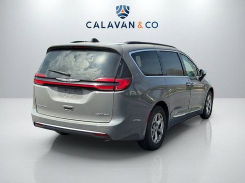 Used 2023 Chrysler Pacifica Limited image 4