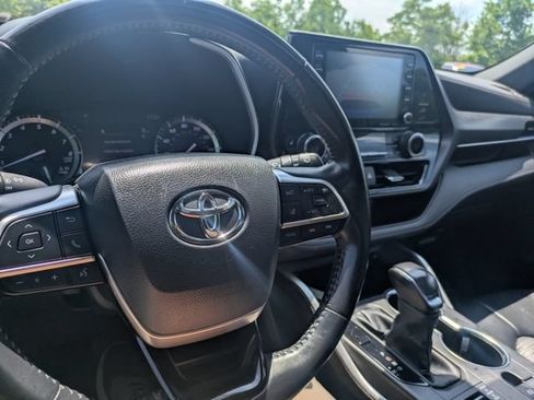 Used 2022 Toyota Highlander XSE AWD/4WD image 34