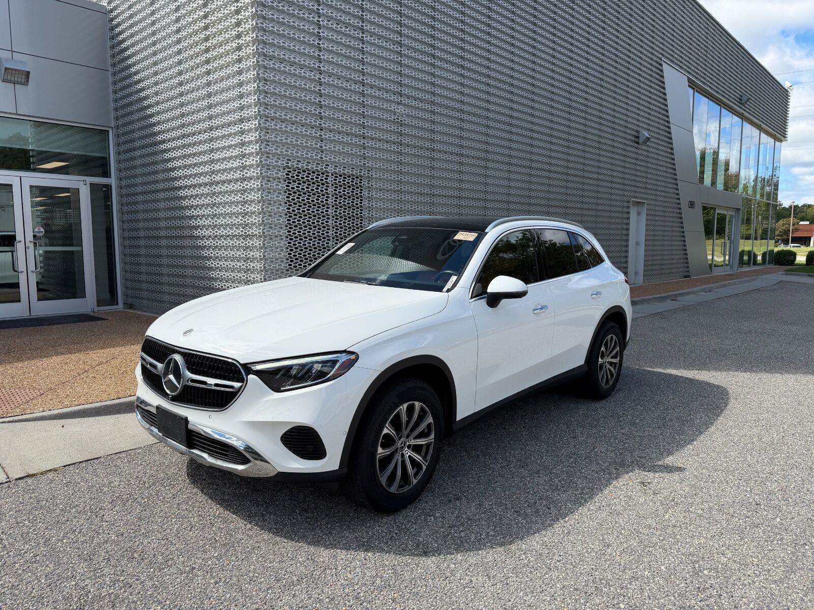Used 2024 Mercedes-Benz GLC 300 4MATIC image 2
