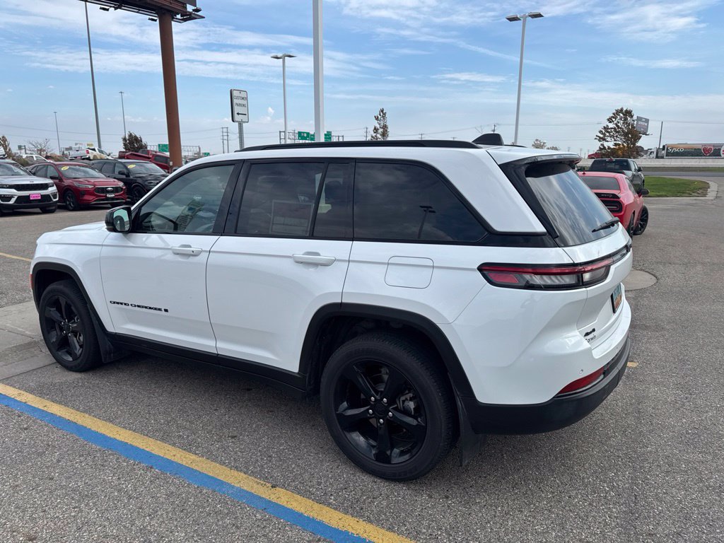 Used 2024 Jeep Grand Cherokee Altitude AWD/4WD image 8
