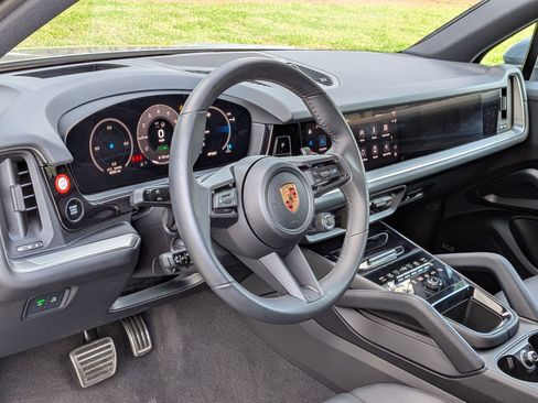 Certified 2025 Porsche Cayenne GTS AWD/4WD image 4