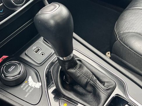 Used 2019 Jeep Cherokee Limited w/ Luxury Group AWD/4WD image 19