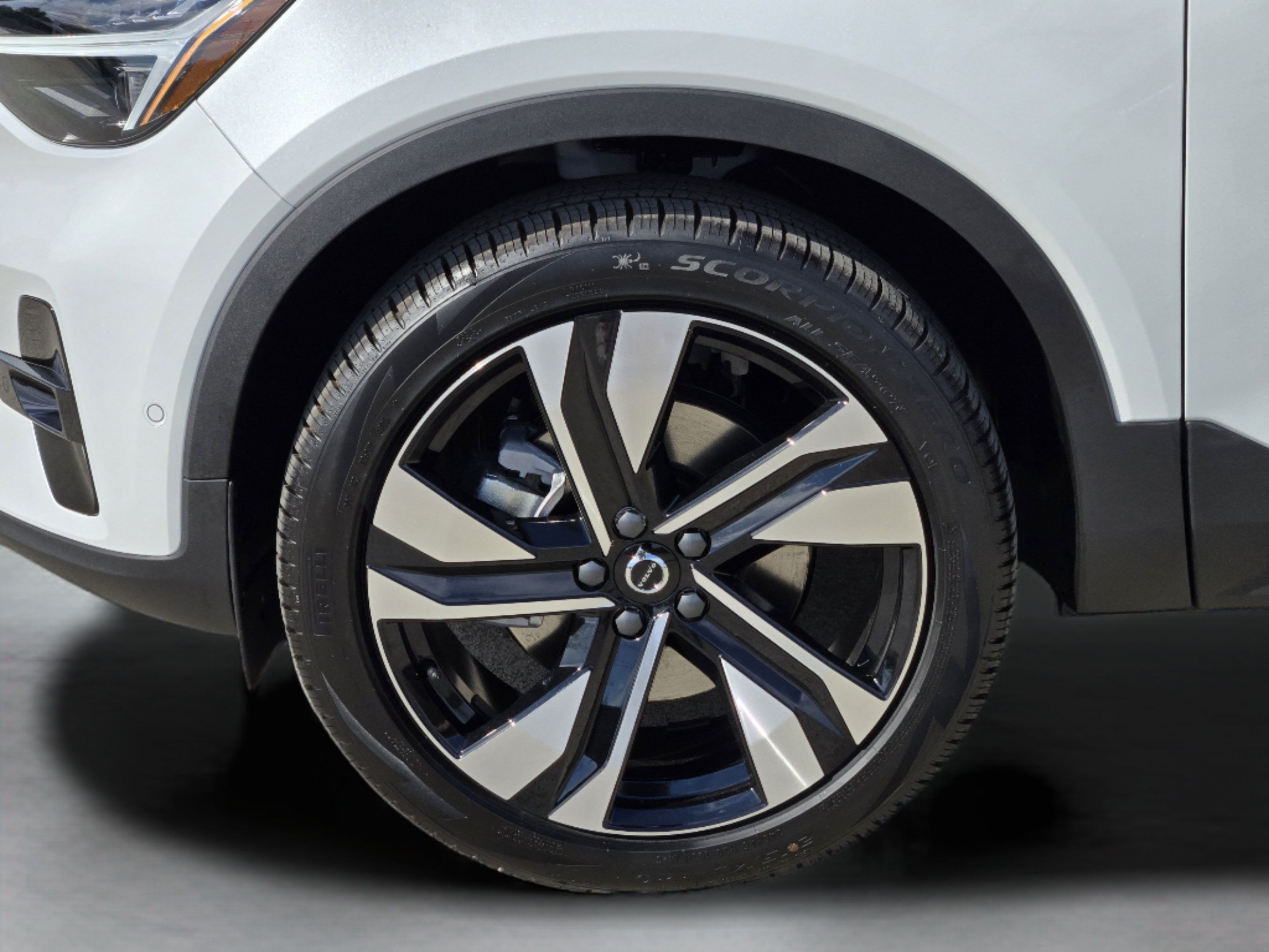 Used 2026 Volvo XC40 B5 Plus w/ Protection Package Premier AWD/4WD image 32