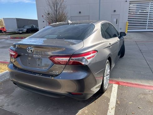 Used 2020 Toyota Camry XLE image 3