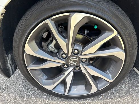 Used 2019 Honda Civic Touring image 3