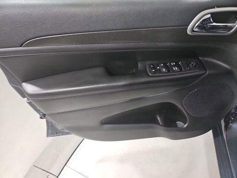 Used 2018 Jeep Grand Cherokee Altitude AWD/4WD image 11