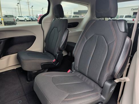 Used 2019 Chrysler Pacifica LX image 17