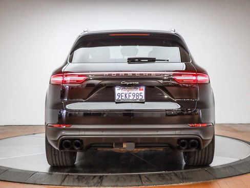 Certified 2023 Porsche Cayenne Platinum Edition image 7