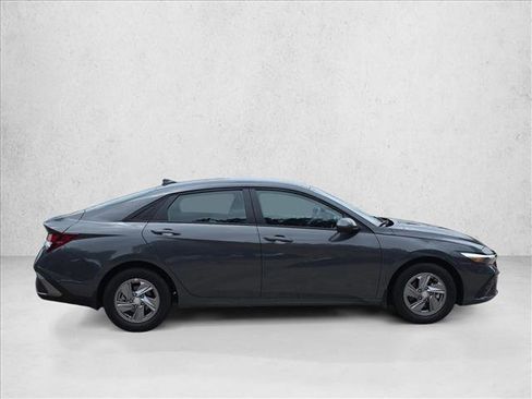 Used 2025 Hyundai Elantra SE FWD image 4