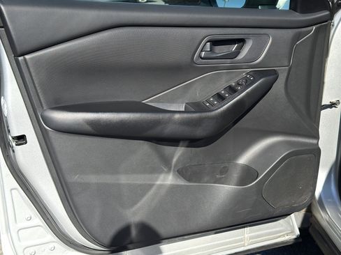 Used 2024 Nissan Rogue S image 9