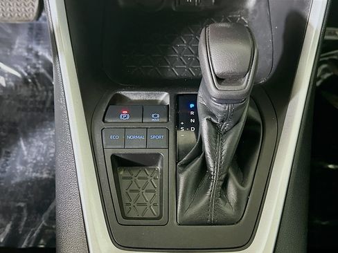 Used 2021 Toyota RAV4 XLE FWD image 21